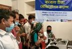 করোনা টিকা নিবন্ধনে সহযোগিতা করছে জেলা স্বাস্থ্য অধিকার ফোরাম